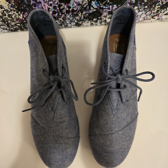 TOMS Speckled Denim Wedge Booties Tribal Design On Back Heels Laceup Shoes Sz 6 - Picture 3 of 17